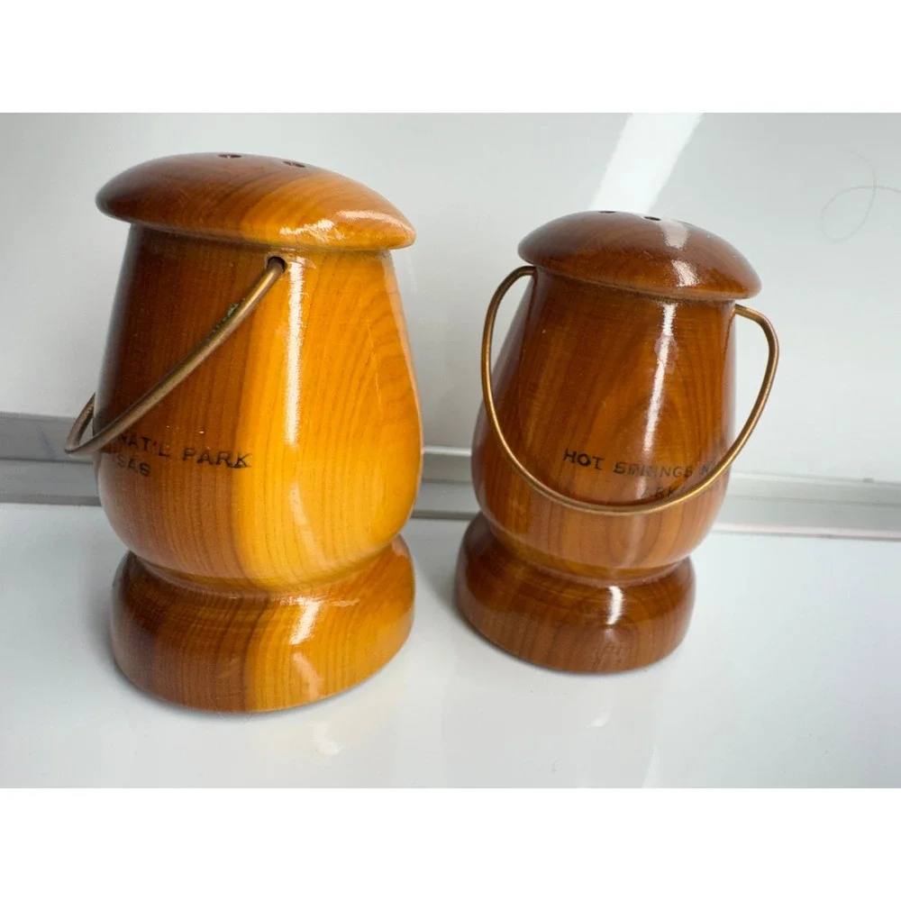 Vintage Wooden Salt Pepper Shakers Virginia Maple‎ Leaf Design Souvenir Kitchen